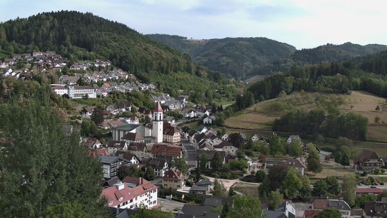Dieses Bild zeigt eine Webcam-Aufnahme von Ottenhöfen, aufgenommen am Donnerstag, den 27.08.2026 um 17:20 Uhr