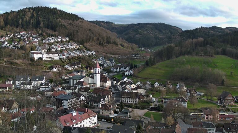 Dieses Bild zeigt eine Webcam-Aufnahme von Ottenhöfen, aufgenommen am Samstag, den 04.04.2026 um 19:00 Uhr