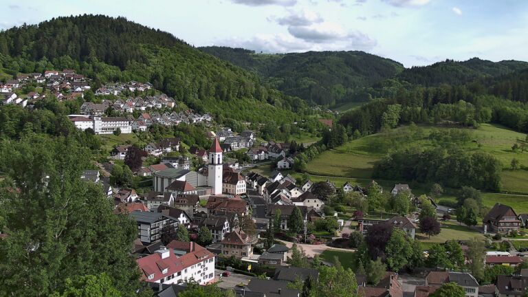 Dieses Bild zeigt eine Webcam-Aufnahme von Ottenhöfen, aufgenommen am Donnerstag, den 21.05.2026 um 18:10 Uhr