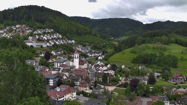 Dieses Bild zeigt eine Webcam-Aufnahme von Ottenhöfen, aufgenommen am Mittwoch, den 13.05.2026 um 17:20 Uhr