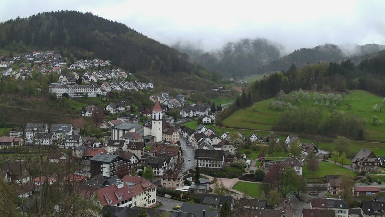 Dieses Bild zeigt eine Webcam-Aufnahme von Ottenhöfen, aufgenommen am Sonntag, den 12.04.2026 um 15:00 Uhr