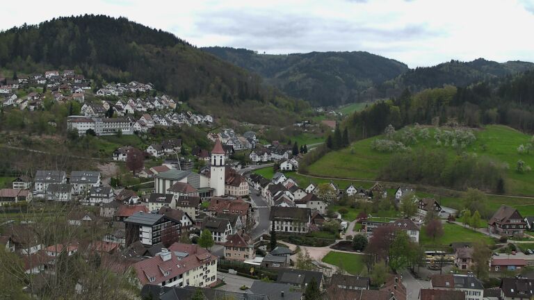 Dieses Bild zeigt eine Webcam-Aufnahme von Ottenhöfen, aufgenommen am Mittwoch, den 15.04.2026 um 15:30 Uhr