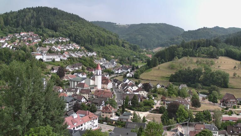 Dieses Bild zeigt eine Webcam-Aufnahme von Ottenhöfen, aufgenommen am Donnerstag, den 30.07.2026 um 18:10 Uhr