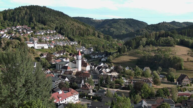 Dieses Bild zeigt eine Webcam-Aufnahme von Ottenhöfen, aufgenommen am Sonntag, den 23.08.2026 um 18:30 Uhr