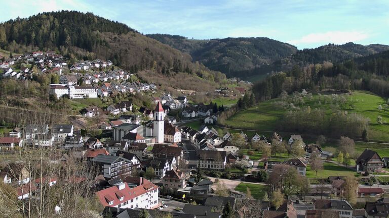 Dieses Bild zeigt eine Webcam-Aufnahme von Ottenhöfen, aufgenommen am Donnerstag, den 09.04.2026 um 18:10 Uhr