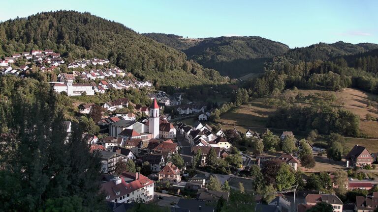 Dieses Bild zeigt eine Webcam-Aufnahme von Ottenhöfen, aufgenommen am Donnerstag, den 06.08.2026 um 19:50 Uhr