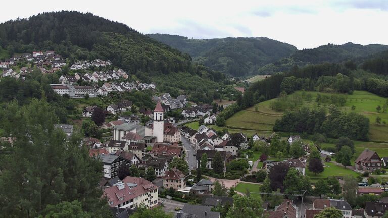 Dieses Bild zeigt eine Webcam-Aufnahme von Ottenhöfen, aufgenommen am Freitag, den 12.06.2026 um 19:40 Uhr