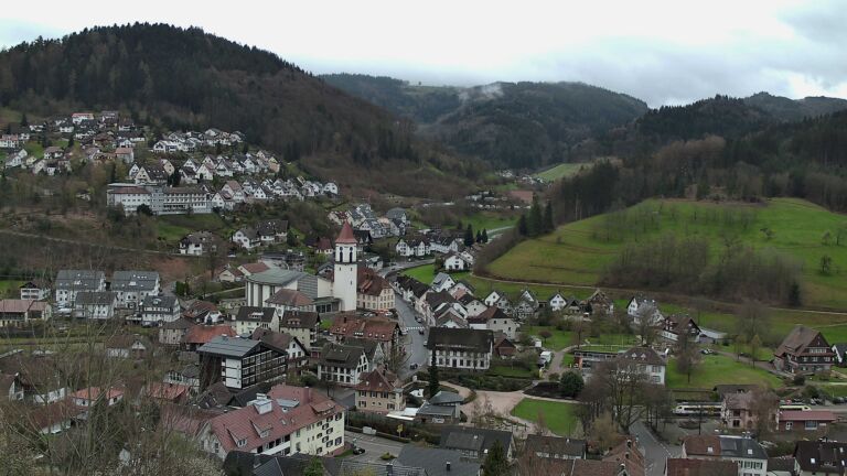 Dieses Bild zeigt eine Webcam-Aufnahme von Ottenhöfen, aufgenommen am Samstag, den 04.04.2026 um 13:30 Uhr