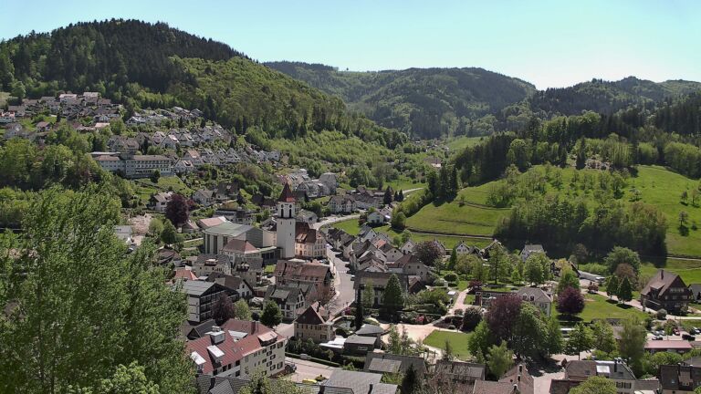 Dieses Bild zeigt eine Webcam-Aufnahme von Ottenhöfen, aufgenommen am Donnerstag, den 30.04.2026 um 13:30 Uhr