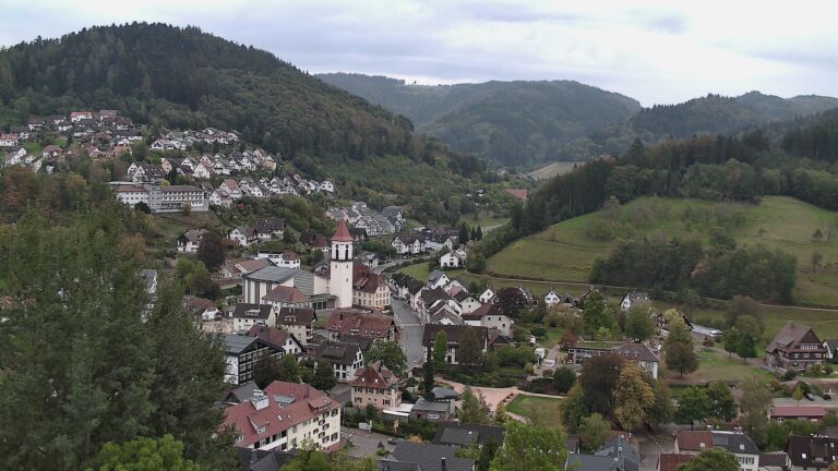 Dieses Bild zeigt eine Webcam-Aufnahme von Ottenhöfen, aufgenommen am Sonntag, den 04.10.2026 um 18:00 Uhr
