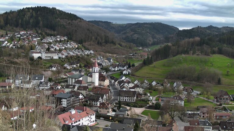 Dieses Bild zeigt eine Webcam-Aufnahme von Ottenhöfen, aufgenommen am Sonntag, den 05.04.2026 um 17:40 Uhr