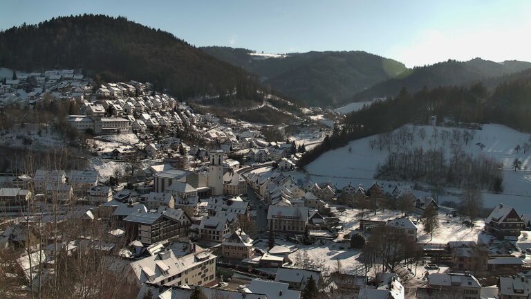 Dieses Bild zeigt eine Webcam-Aufnahme von Ottenhöfen, aufgenommen am Mittwoch, den 07.01.2026 um 13:40 Uhr