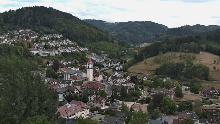 Dieses Bild zeigt eine Webcam-Aufnahme von Ottenhöfen, aufgenommen am Montag, den 17.08.2026 um 17:40 Uhr