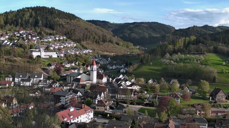 Dieses Bild zeigt eine Webcam-Aufnahme von Ottenhöfen, aufgenommen am Donnerstag, den 16.04.2026 um 19:00 Uhr