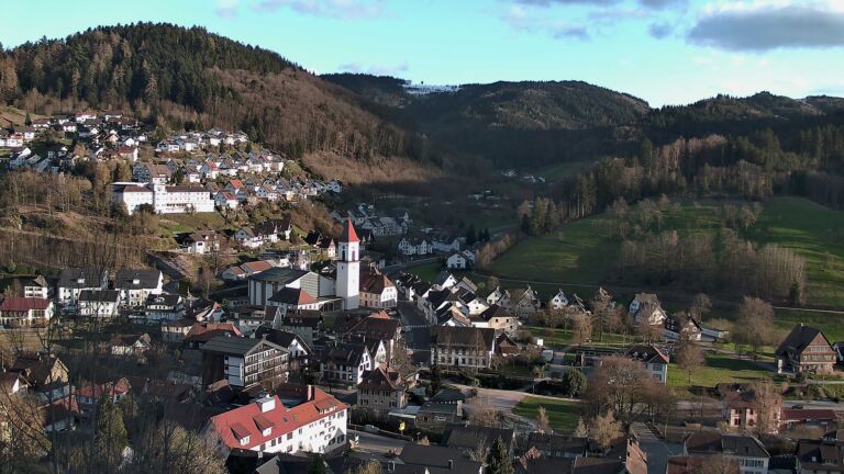 Dieses Bild zeigt eine Webcam-Aufnahme von Ottenhöfen, aufgenommen am Mittwoch, den 01.04.2026 um 19:00 Uhr