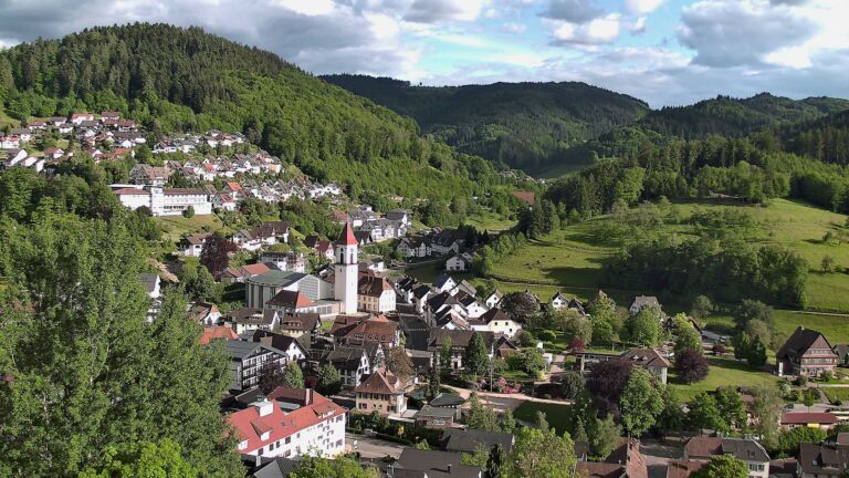 Dieses Bild zeigt eine Webcam-Aufnahme von Ottenhöfen, aufgenommen am Sonntag, den 17.05.2026 um 18:40 Uhr