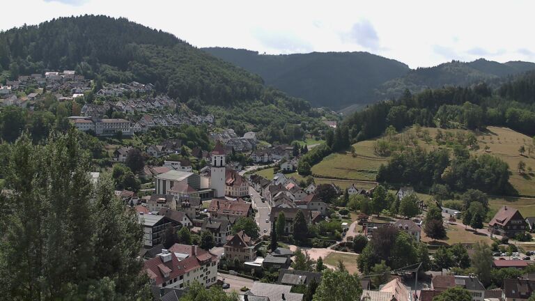 Dieses Bild zeigt eine Webcam-Aufnahme von Ottenhöfen, aufgenommen am Samstag, den 18.07.2026 um 12:10 Uhr