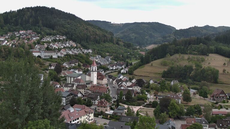 Dieses Bild zeigt eine Webcam-Aufnahme von Ottenhöfen, aufgenommen am Dienstag, den 25.08.2026 um 18:20 Uhr
