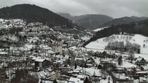 Dieses Bild zeigt eine Webcam-Aufnahme von Ottenhöfen, aufgenommen am Donnerstag, den 08.01.2026 um 16:10 Uhr