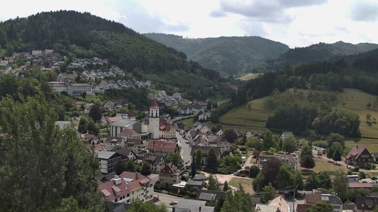 Dieses Bild zeigt eine Webcam-Aufnahme von Ottenhöfen, aufgenommen am Sonntag, den 19.07.2026 um 13:10 Uhr