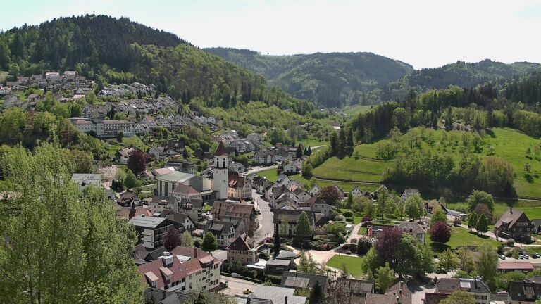 Dieses Bild zeigt eine Webcam-Aufnahme von Ottenhöfen, aufgenommen am Montag, den 27.04.2026 um 13:00 Uhr