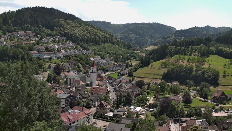 Dieses Bild zeigt eine Webcam-Aufnahme von Ottenhöfen, aufgenommen am Sonntag, den 21.06.2026 um 14:10 Uhr