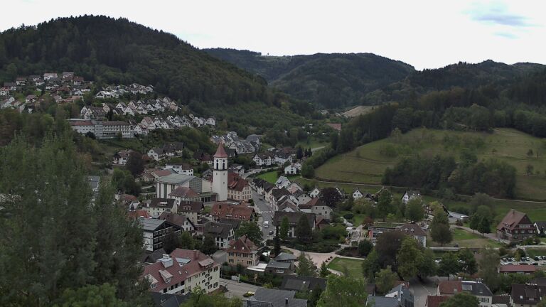 Dieses Bild zeigt eine Webcam-Aufnahme von Ottenhöfen, aufgenommen am Sonntag, den 13.09.2026 um 13:10 Uhr