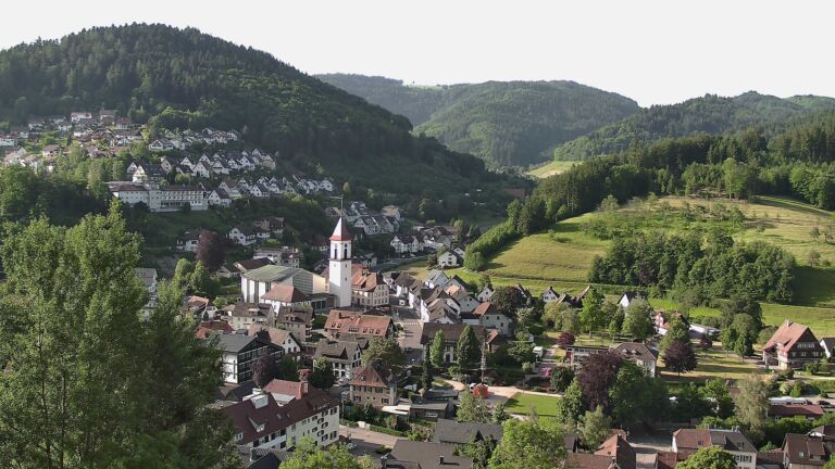 Dieses Bild zeigt eine Webcam-Aufnahme von Ottenhöfen, aufgenommen am Montag, den 25.05.2026 um 08:10 Uhr