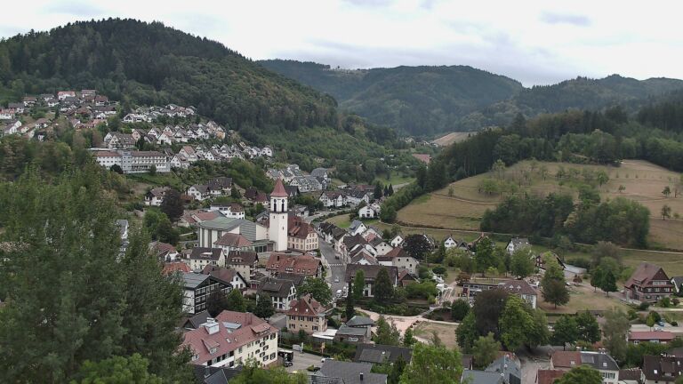 Dieses Bild zeigt eine Webcam-Aufnahme von Ottenhöfen, aufgenommen am Dienstag, den 25.08.2026 um 12:50 Uhr