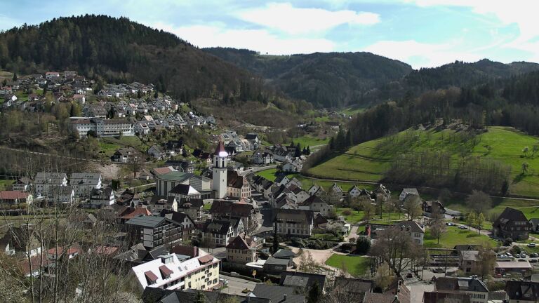 Dieses Bild zeigt eine Webcam-Aufnahme von Ottenhöfen, aufgenommen am Montag, den 06.04.2026 um 15:10 Uhr