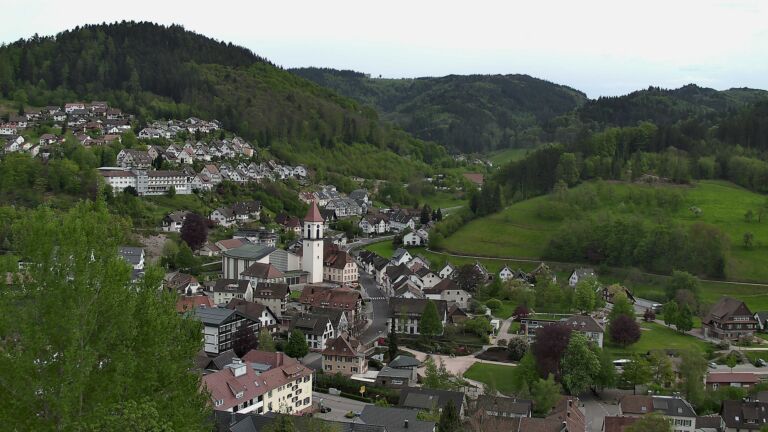 Dieses Bild zeigt eine Webcam-Aufnahme von Ottenhöfen, aufgenommen am Dienstag, den 28.04.2026 um 17:30 Uhr