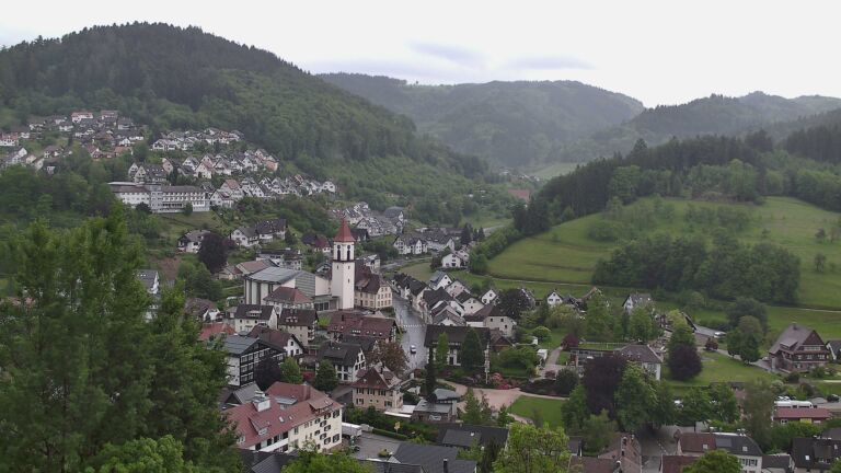 Dieses Bild zeigt eine Webcam-Aufnahme von Ottenhöfen, aufgenommen am Montag, den 18.05.2026 um 08:10 Uhr