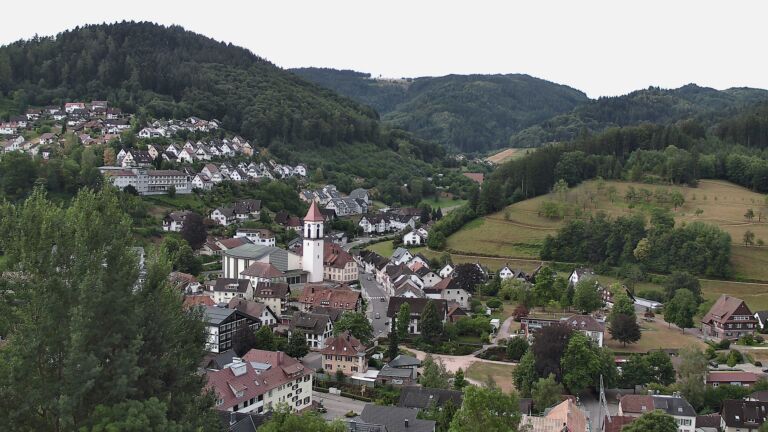 Dieses Bild zeigt eine Webcam-Aufnahme von Ottenhöfen, aufgenommen am Freitag, den 17.07.2026 um 07:40 Uhr