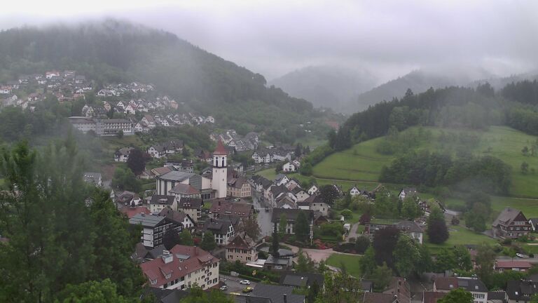 Dieses Bild zeigt eine Webcam-Aufnahme von Ottenhöfen, aufgenommen am Montag, den 11.05.2026 um 17:00 Uhr