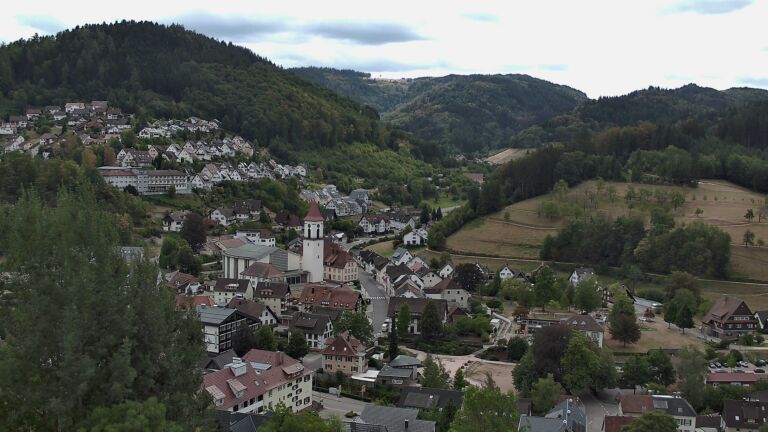 Dieses Bild zeigt eine Webcam-Aufnahme von Ottenhöfen, aufgenommen am Dienstag, den 18.08.2026 um 13:30 Uhr