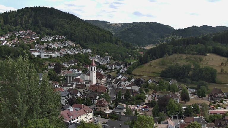 Dieses Bild zeigt eine Webcam-Aufnahme von Ottenhöfen, aufgenommen am Sonntag, den 26.07.2026 um 16:50 Uhr