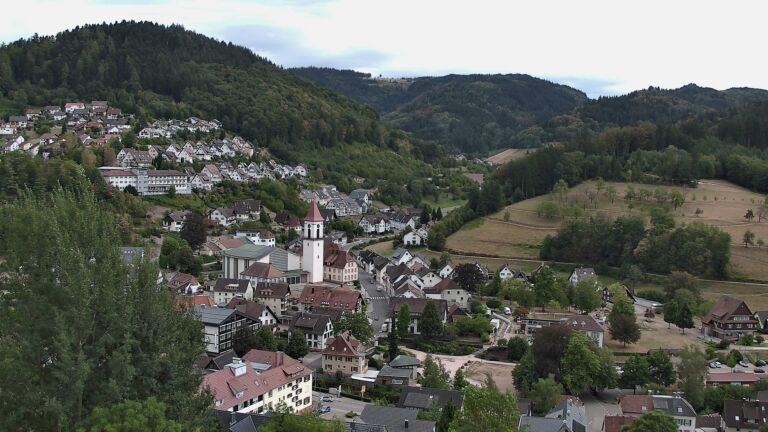 Dieses Bild zeigt eine Webcam-Aufnahme von Ottenhöfen, aufgenommen am Dienstag, den 18.08.2026 um 16:20 Uhr