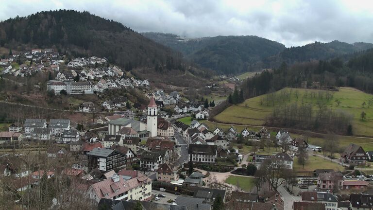 Dieses Bild zeigt eine Webcam-Aufnahme von Ottenhöfen, aufgenommen am Sonntag, den 15.02.2026 um 13:30 Uhr