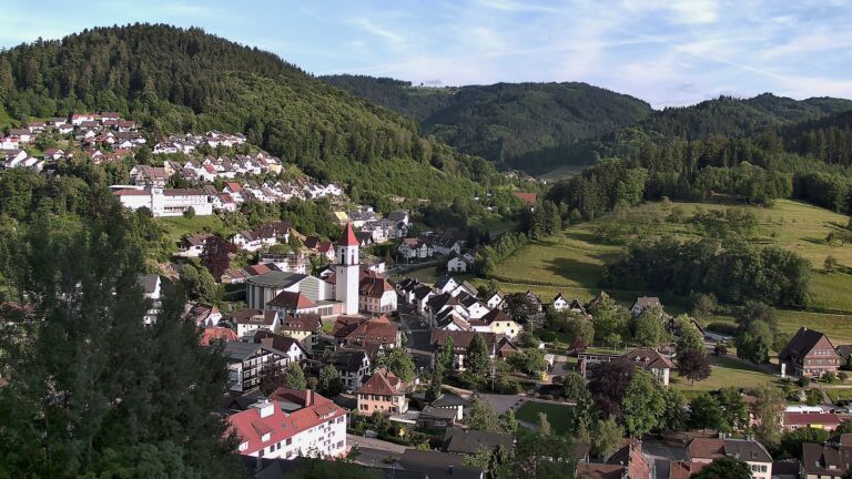 Dieses Bild zeigt eine Webcam-Aufnahme von Ottenhöfen, aufgenommen am Montag, den 01.06.2026 um 19:30 Uhr