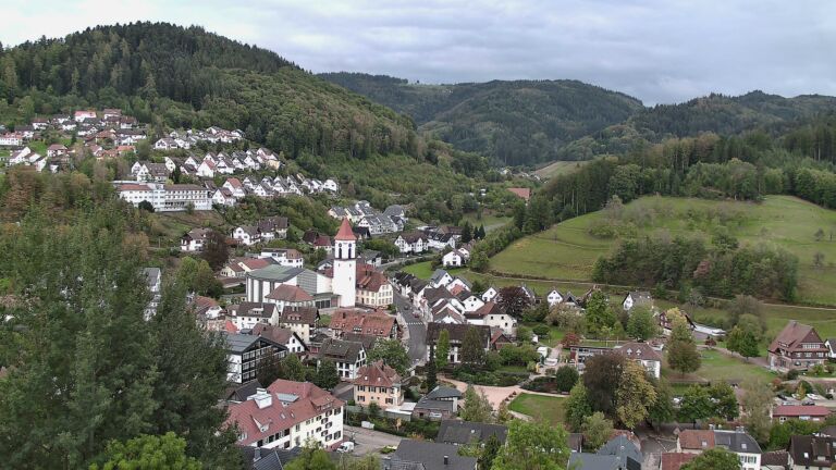 Dieses Bild zeigt eine Webcam-Aufnahme von Ottenhöfen, aufgenommen am Sonntag, den 11.10.2026 um 17:10 Uhr