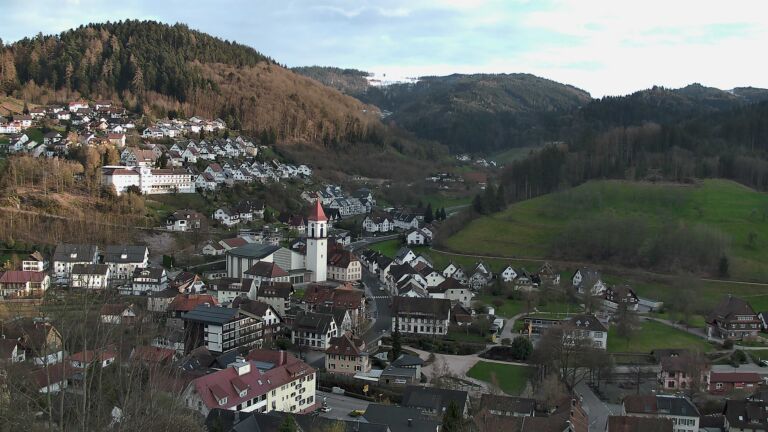 Dieses Bild zeigt eine Webcam-Aufnahme von Ottenhöfen, aufgenommen am Freitag, den 27.03.2026 um 18:10 Uhr