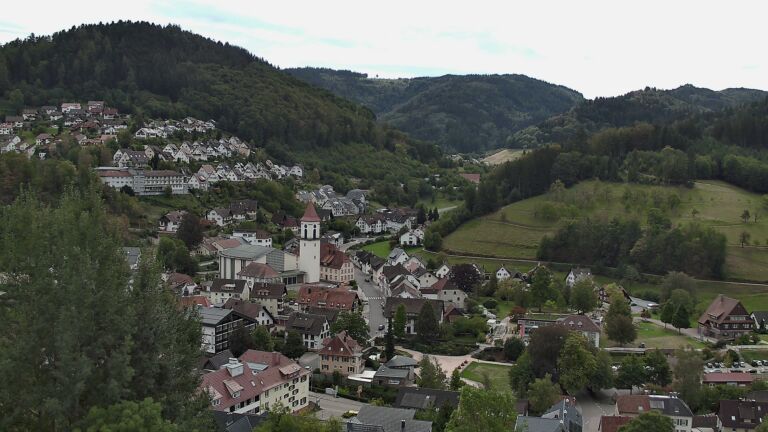 Dieses Bild zeigt eine Webcam-Aufnahme von Ottenhöfen, aufgenommen am Sonntag, den 13.09.2026 um 13:00 Uhr