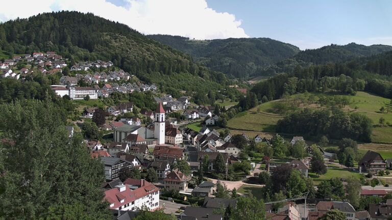 Dieses Bild zeigt eine Webcam-Aufnahme von Ottenhöfen, aufgenommen am Sonntag, den 28.06.2026 um 17:30 Uhr