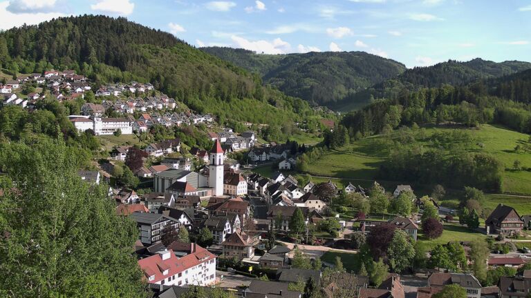Dieses Bild zeigt eine Webcam-Aufnahme von Ottenhöfen, aufgenommen am Samstag, den 02.05.2026 um 18:20 Uhr