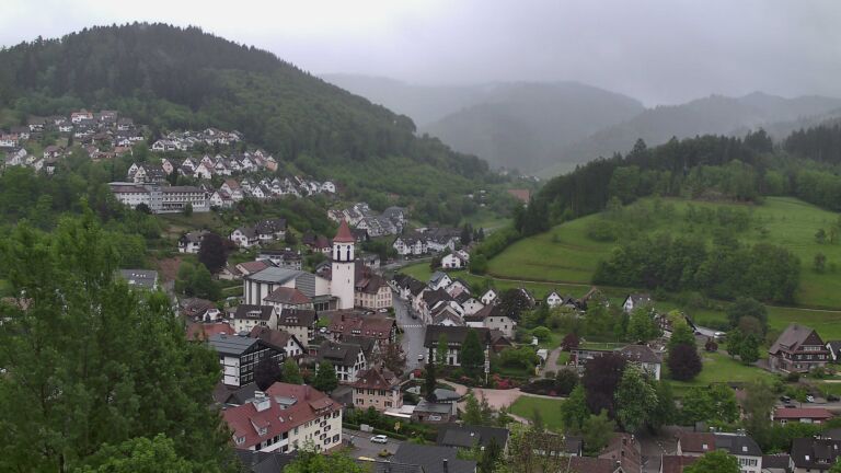 Dieses Bild zeigt eine Webcam-Aufnahme von Ottenhöfen, aufgenommen am Mittwoch, den 06.05.2026 um 17:30 Uhr