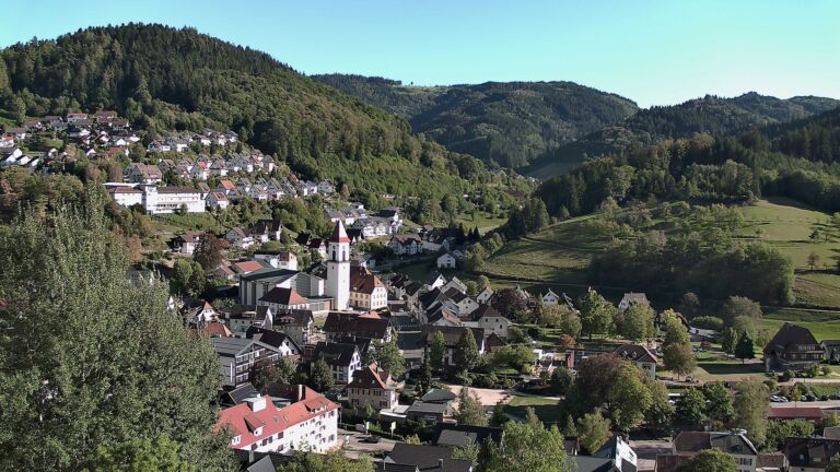 Dieses Bild zeigt eine Webcam-Aufnahme von Ottenhöfen, aufgenommen am Dienstag, den 15.09.2026 um 17:10 Uhr