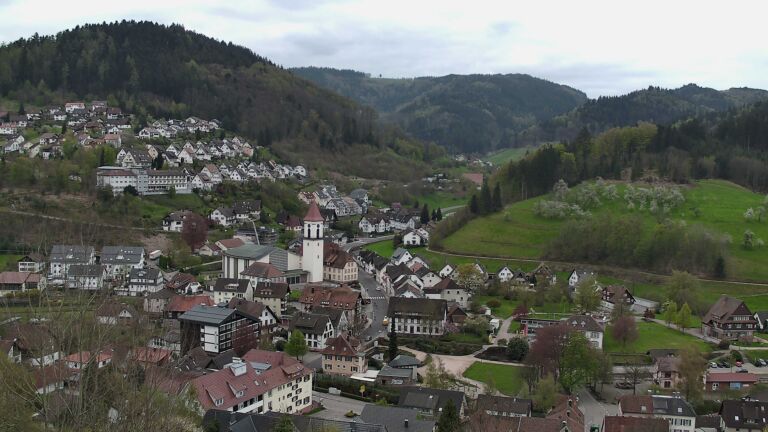 Dieses Bild zeigt eine Webcam-Aufnahme von Ottenhöfen, aufgenommen am Mittwoch, den 15.04.2026 um 13:00 Uhr