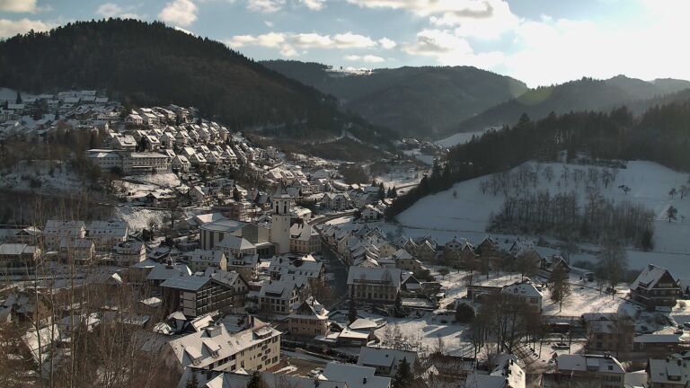 Dieses Bild zeigt eine Webcam-Aufnahme von Ottenhöfen, aufgenommen am Montag, den 05.01.2026 um 13:50 Uhr