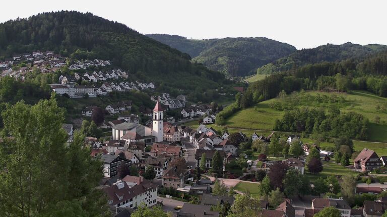 Dieses Bild zeigt eine Webcam-Aufnahme von Ottenhöfen, aufgenommen am Sonntag, den 10.05.2026 um 08:20 Uhr
