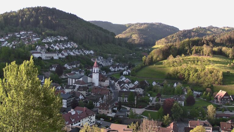 Dieses Bild zeigt eine Webcam-Aufnahme von Ottenhöfen, aufgenommen am Freitag, den 01.05.2026 um 07:20 Uhr